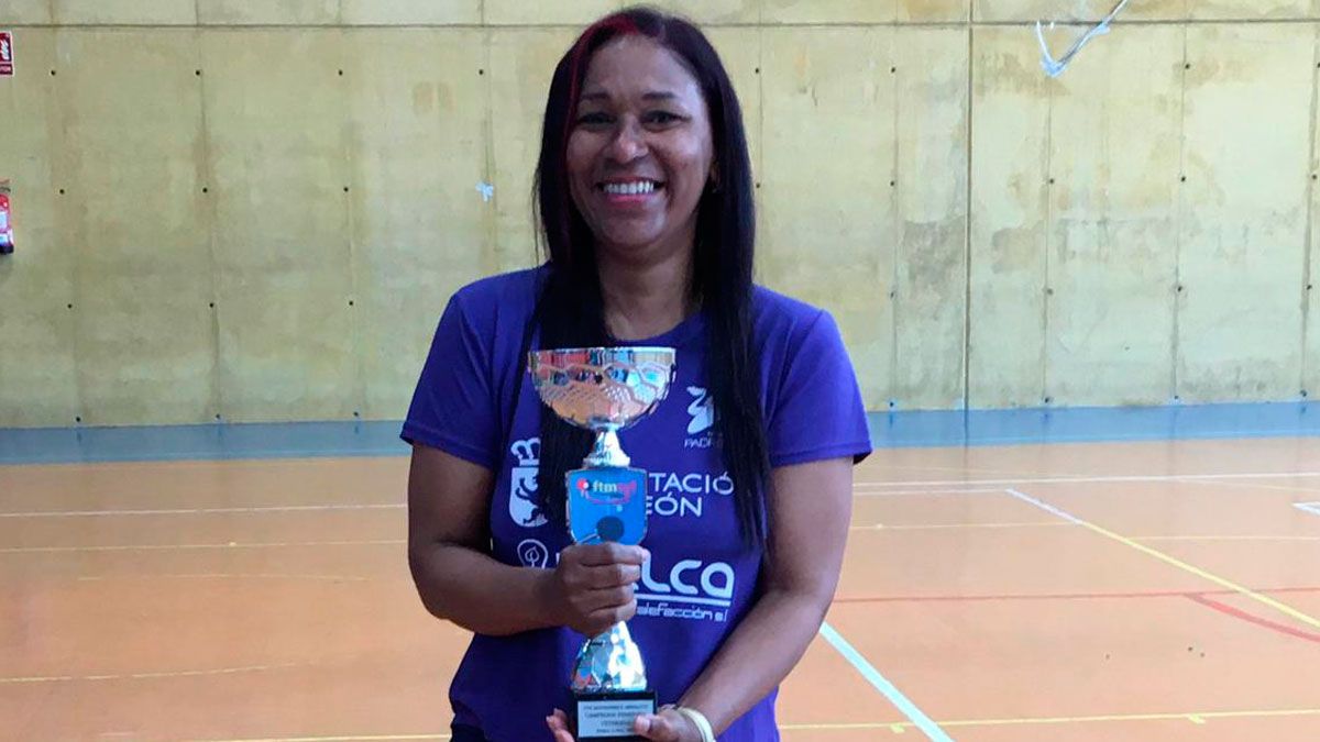 La deportista colombiana, afincada en León desde hace 17 años, con su trofeo.