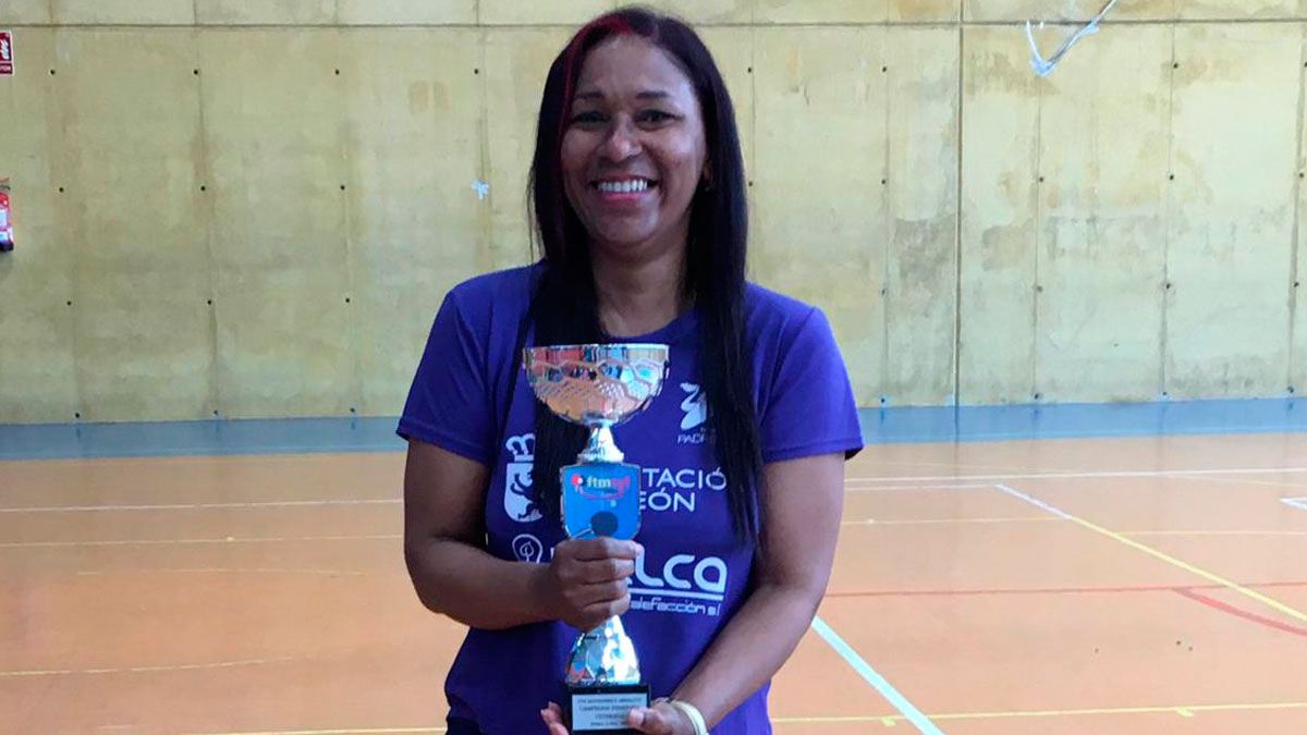 La deportista colombiana, afincada en León desde hace 17 años, con su trofeo. La deportista colombiana, afincada en León desde hace 17 años, con su trofeo.