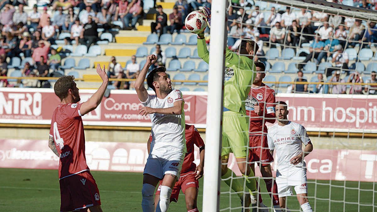 Saúl González busca un balón aéreo durante un partido con la Cultural. | MAURICIO PEÑA