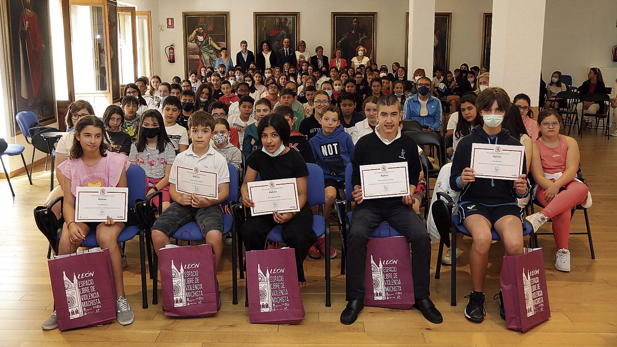 Los cinco ganadores del certamen en primera fila con sus respectivos diplomas y el resto de compañeros.