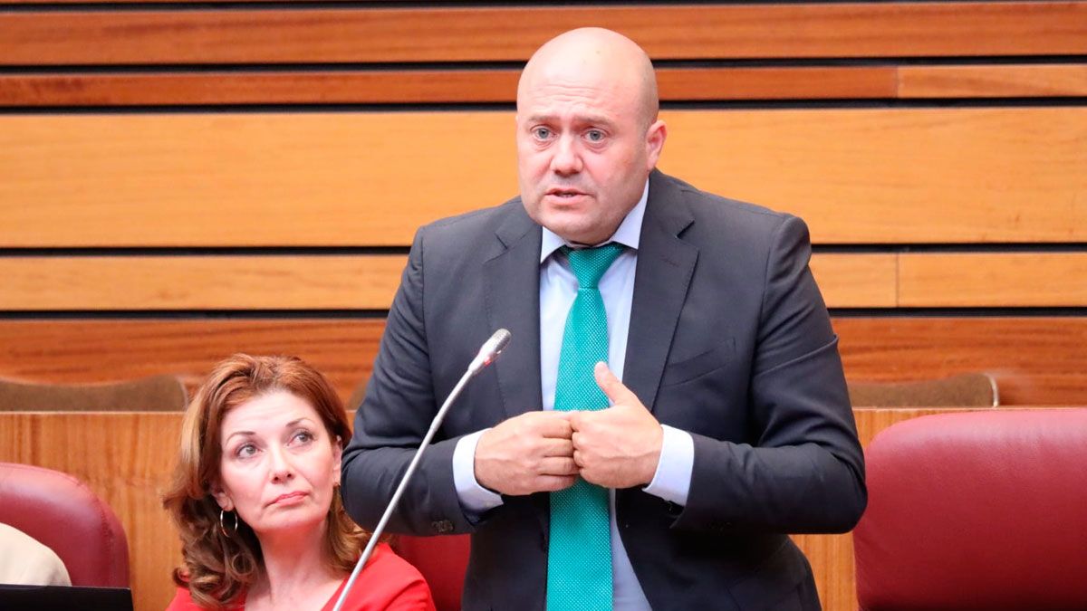 Campos es procurador en Cortes por el PSOE.