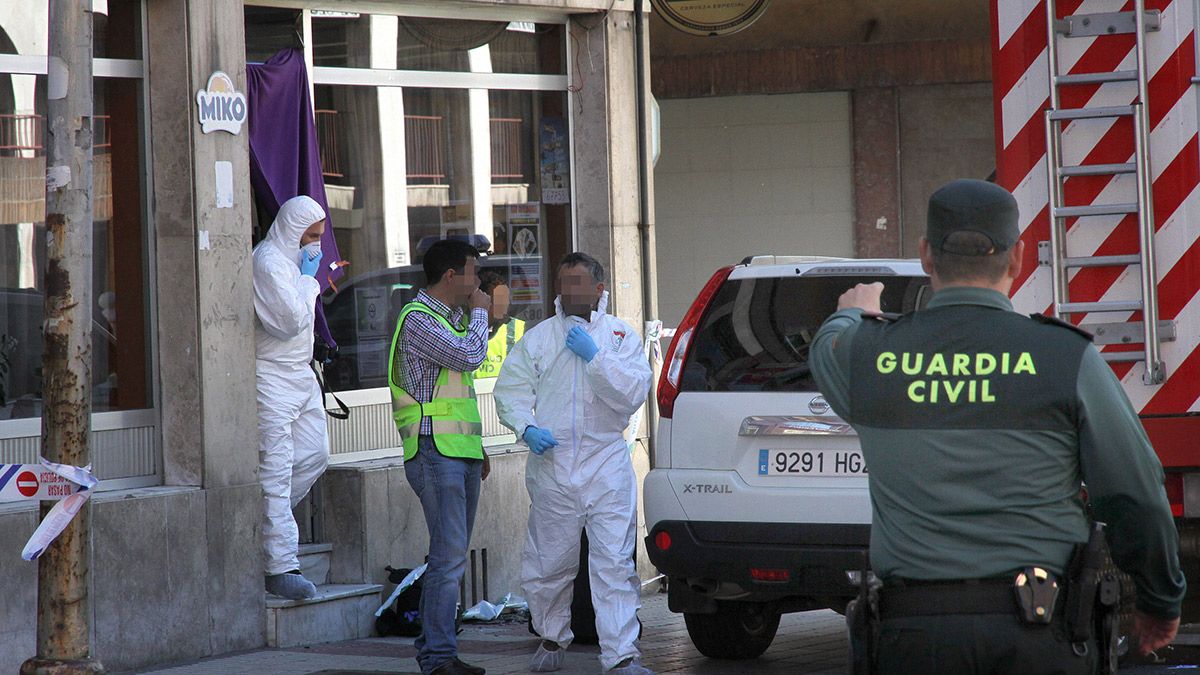 Levantamiento de los cadáveres de un hombre y una mujer que han aparecido,en el interior de un bar, con signos de violencia en Guardo. | BRÁGIMO (ICAL)