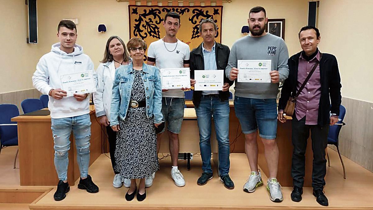 Foto de grupo tras la entrega realizada en el Ayuntamiento de La Robla. | L.N.C.