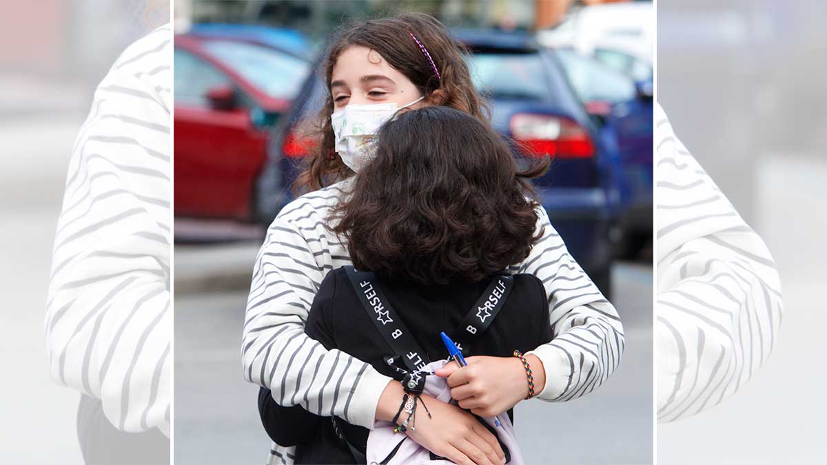 Dos alumnas de la provincia de León abrazándose. | ICAL