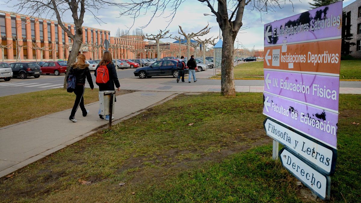 Las instalaciones de la Universidad en el campus de Vegazana acogerán a todos los opositores. | MAURICIO PEÑA
