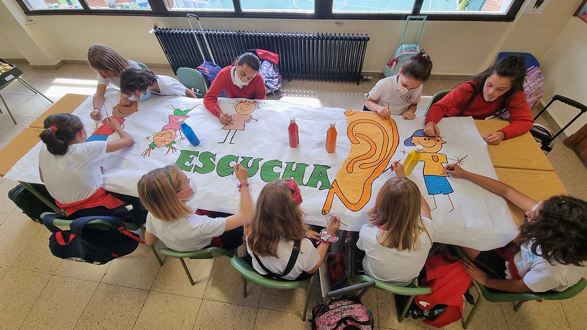 Un grupo de Discípulas preparando una de las pancartas que se podrán ver en la marcha de este jueves. | L.N.C.