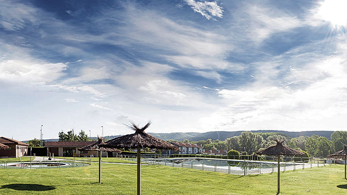 Vista de las piscinas municipales de Cuadros. | L.N.C. Vista de las piscinas municipales de Cuadros. | L.N.C.