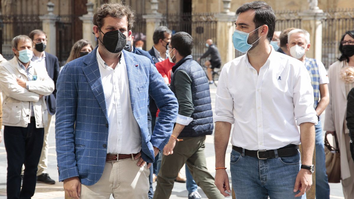 El presidente del PP de León, Javier Santiago Vélez (izquierda), y el ya dimitido secretario general, David Fernández. | L.N.C.