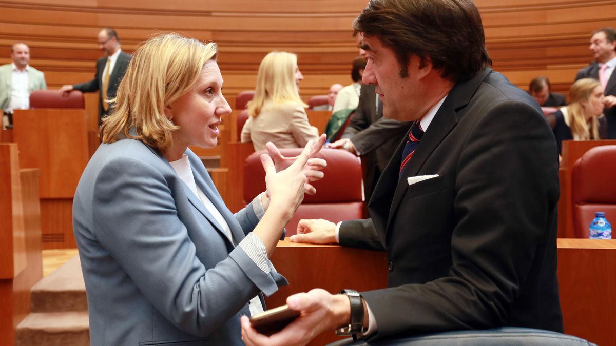 El consejero de Fomento, Juan Carlos Suárez Quiñones, habla con la procuradora María Isabel Blanco, durante el Pleno. | Ical