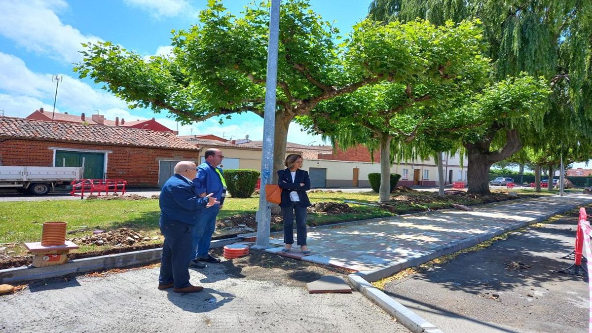 Alicia Gallego visitando las obras junto a otros miembros del consistorio. | L.N.C.