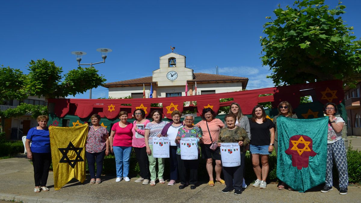 Grupo de mujeres de Pobladura de Pelayo García que han elaborado la decoración del mercado. | L.N.C.