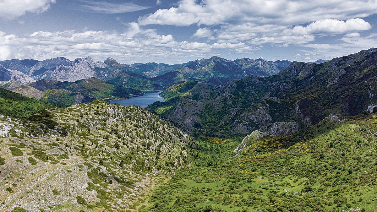 Vista del descenso desde el collado de San Lorenzo. | VICENTE GARCÍA