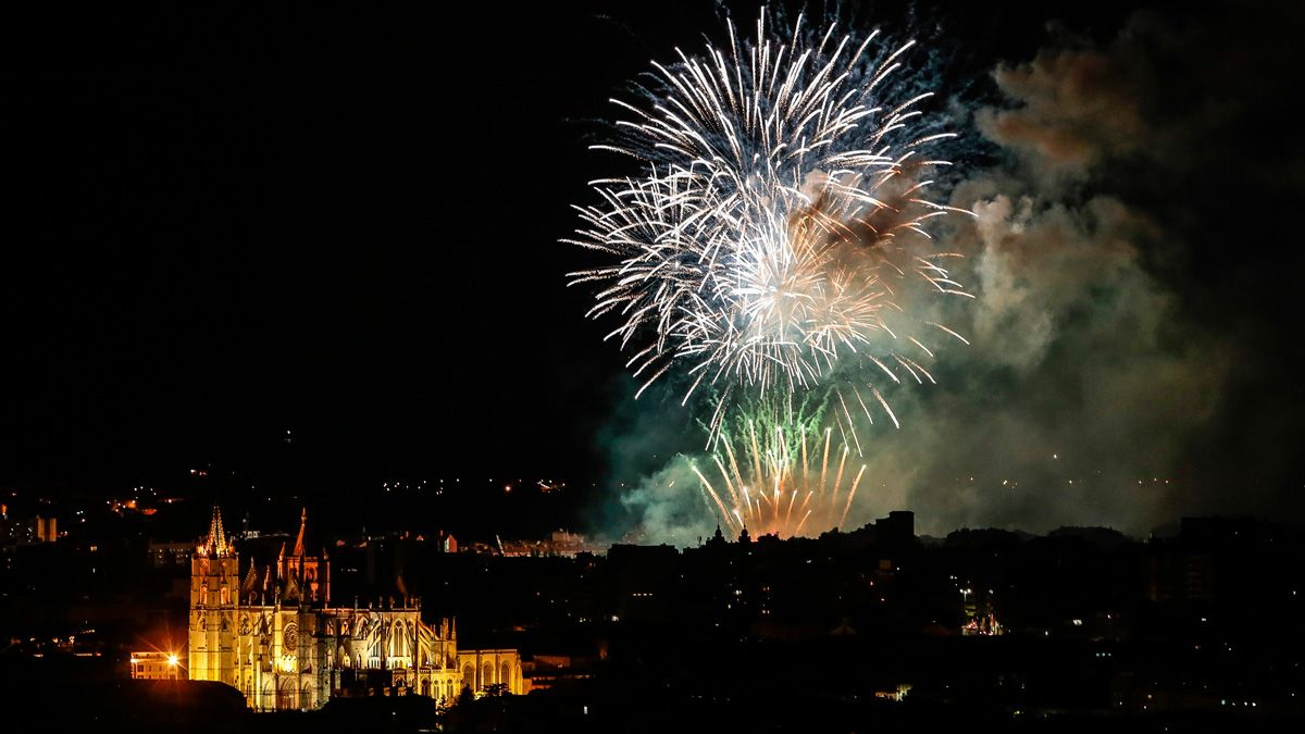 Una imagen de los fuegos artificiales de esta noche de San Juan. | CAMPILLO (ICAL)