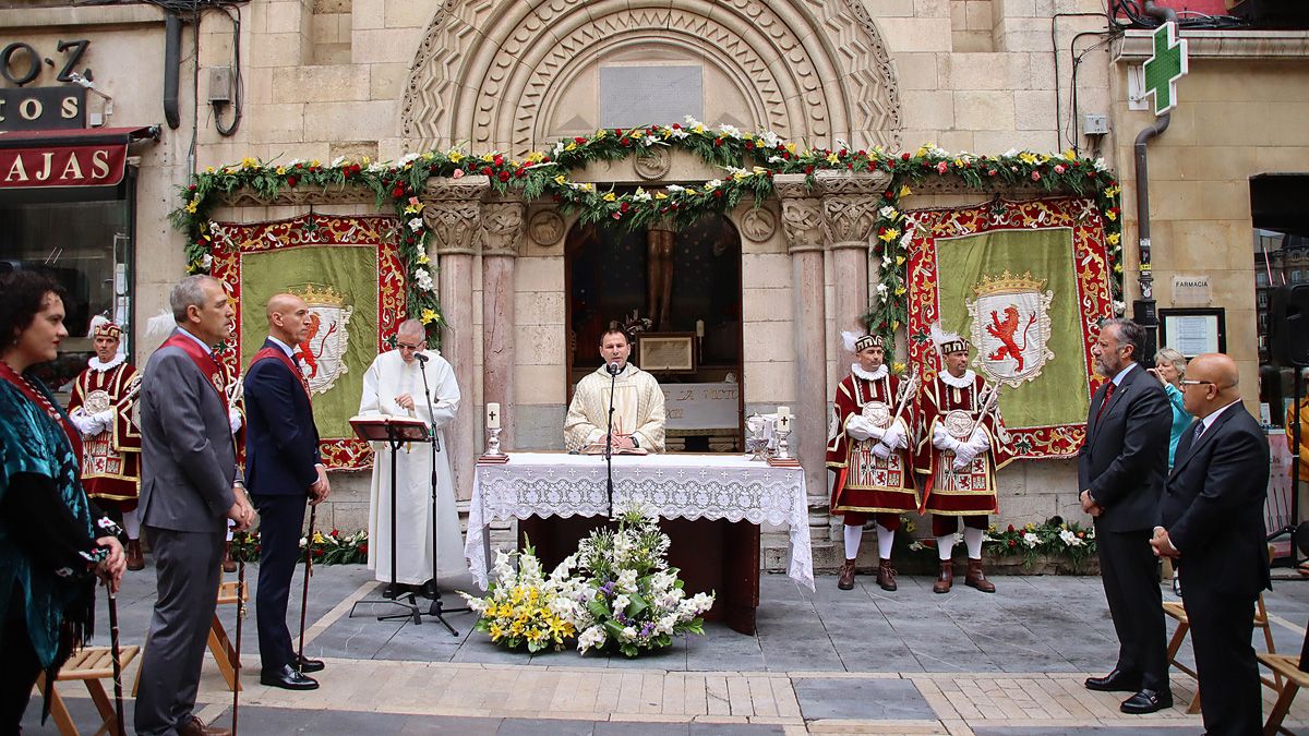 Un momento de la misa frente a la capilla del Cristo de la Victoria. | ICAL