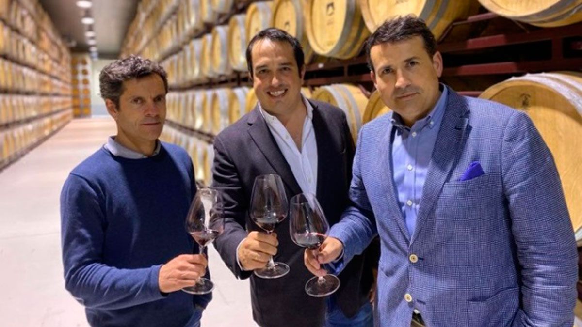 Rodrigo Espinosa, director técnico del Grupo Marqués del Atrio; Manuel Rivero y Pablo Ossorio, nuevo asesor técnico del grupo bodeguero.