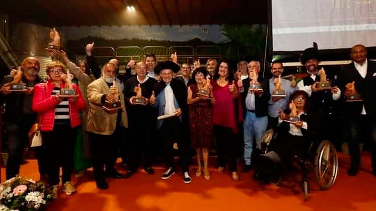 Prada con los premiados por el 50 aniversario de su empresa.