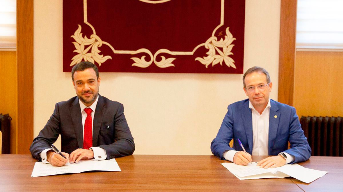 Francisco Carro y Mariano Ventosa durante la firma del convenio. | L.N.C.