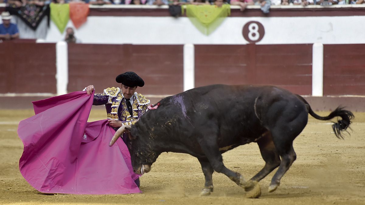 El Fandi se fajó con los dos toros y le cortó una oreja a cada uno. | SAÚL ARÉN