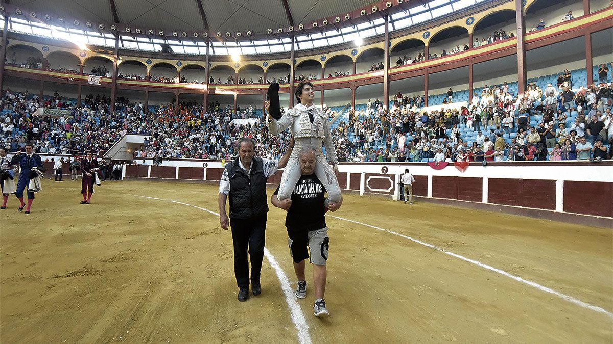 El peruano Roca Rey a hombros en la plaza del Parque. | SAÚL ARÉN