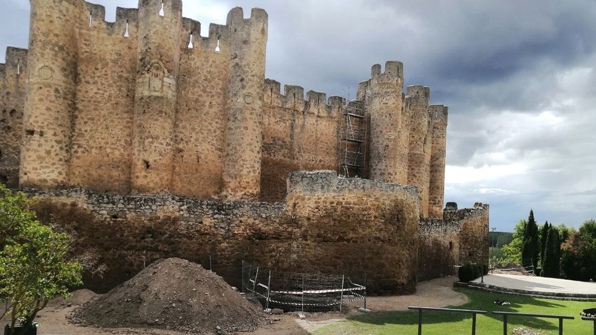 Obras en la muralla del castillo de Valencia de Don Juan. | L.N.C. Obras en la muralla del castillo de Valencia de Don Juan. | L.N.C.