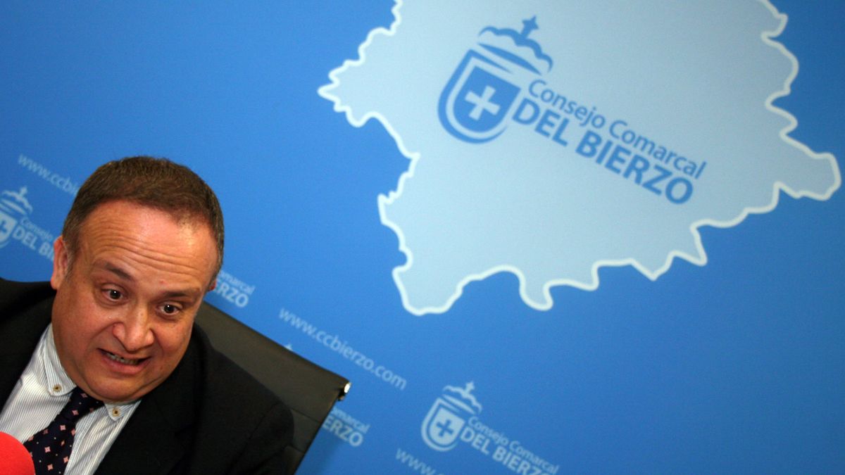 El presidente del Consejo Comarcal, Gerardo Álvarez Courel, con el cartel del evento, obra de Mayte Sáiz.| D.M.