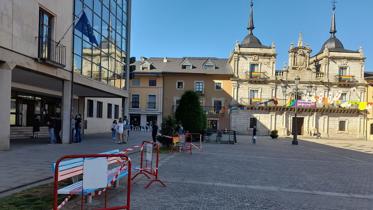 El banco por estrenar pintado a las puertas del Consistorio. | MAR IGLESIAS