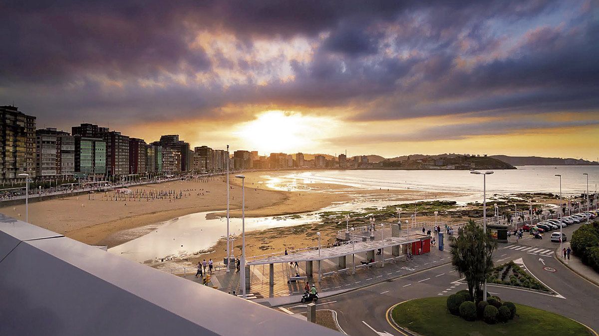 Playa de Poniente, en Gijón. | MAURICIO PEÑA