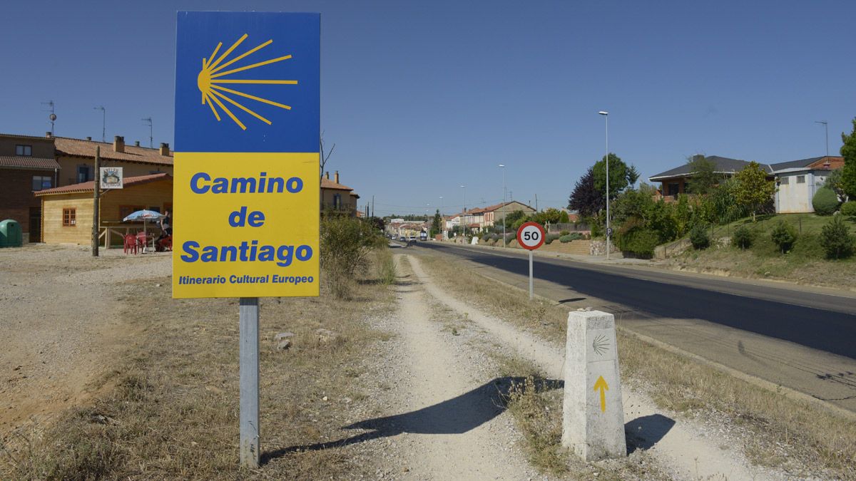 Camino de Santiago a su paso por Valverde de la Virgen. | MAURICIO PEÑA