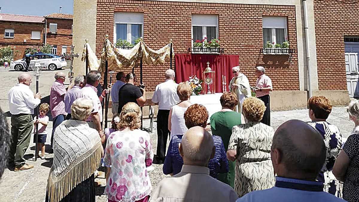 El sábado a las 12.30 horas tendrá lugar la Eucaristía y la procesión y a las 14.00 horas el baile vermut. | L.N.C.