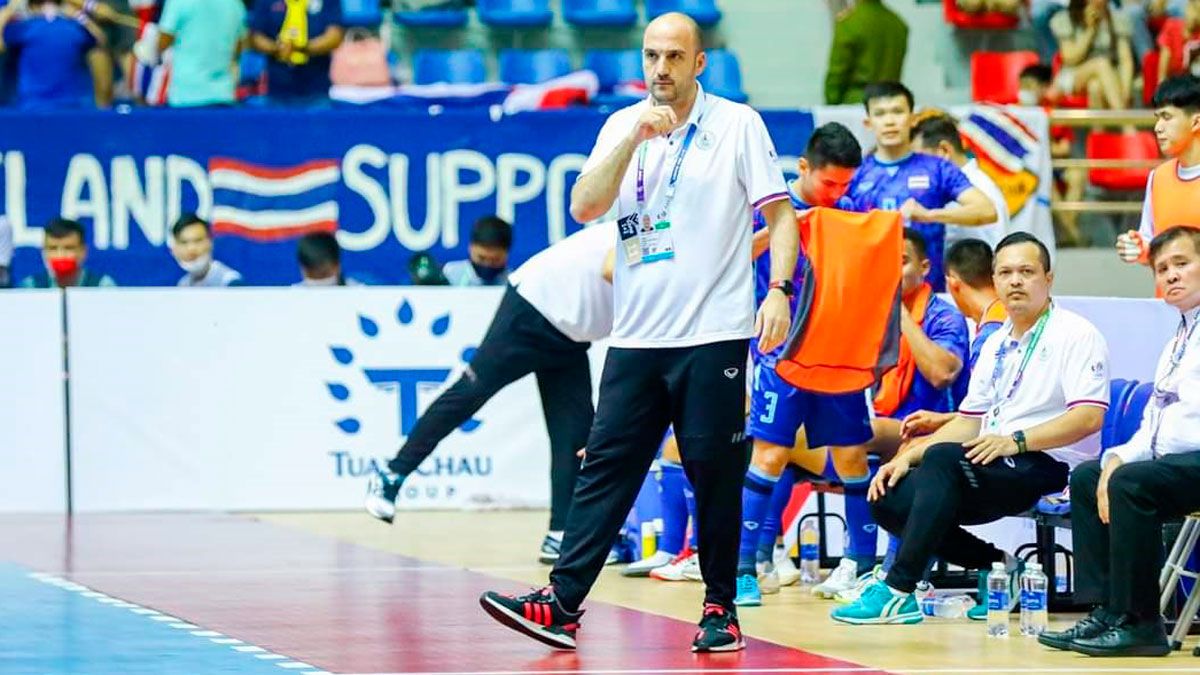 Eloy Alonso, dirigiendo a la selección de Tailandia durante uno de los encuentros. | FUTSAL THAILAND