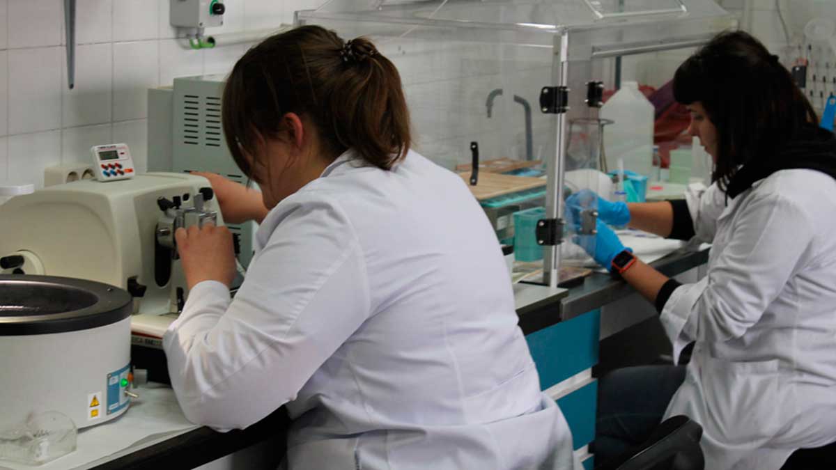 Imagen de archivo de dos investigadoras de la Universidad de León. | L.N.C.