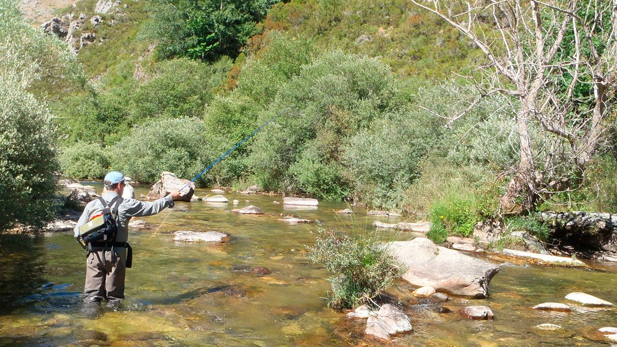 Imagen de un pescador en el río Curueño. | R.P.N.