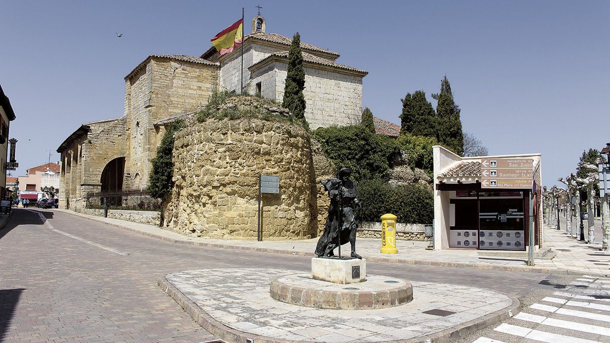 Una imagen de la iglesia de Santa María con la estatua de un peregrino.