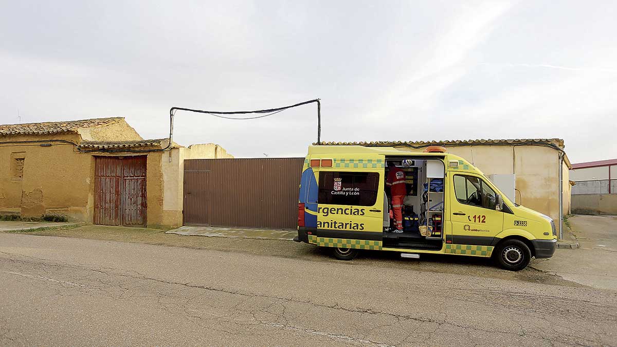 Un vehículo de transporte sanitario en una imagen de archivo. | ICAL Un vehículo de transporte sanitario en una imagen de archivo. | ICAL