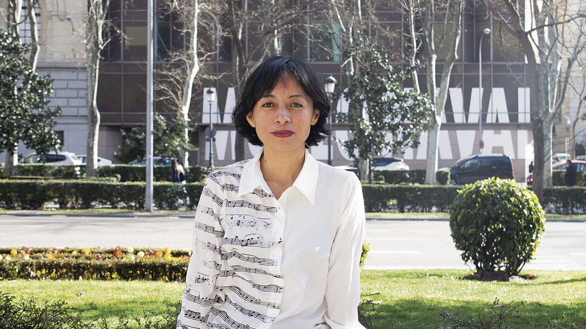 La autora Brenda Navarro y portada de la publicación. | SEXTO PISO