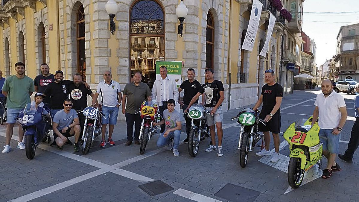 La presentación de los datos generales de la carrera de motos tuvo lugar este sábado en la Plaza Mayor de La Bañeza. | ABAJO