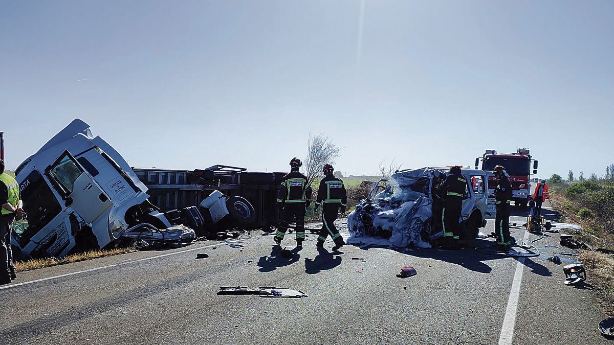 Accidente de tráfico con un fallecido y un herido que se produjo el pasado mes de mayo en la CL-621 a la altura de Bercianos del Páramo. | BOMBEROS AYTO. LEÓN