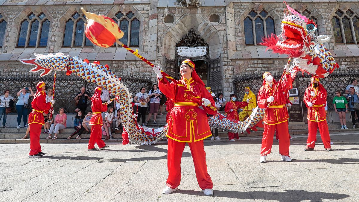 Imagen de archivo del desfile del dragón del Instituto Confucio. | L.N.C.