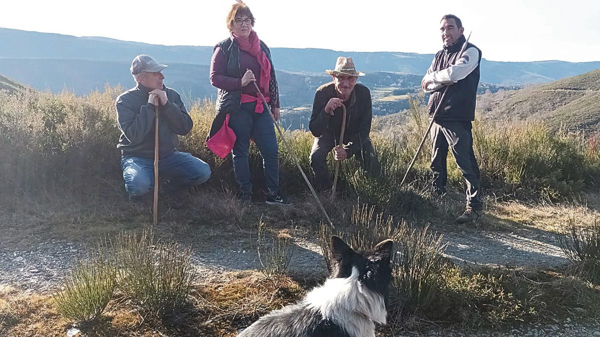 El ‘grueso’ del vecindario que habitualmente vive en Fuente de Oliva, José Luis, Chon, Pepe Núñez, Rosa y el presidente, Fernando Cerezales. | F. FERNÁNDEZ