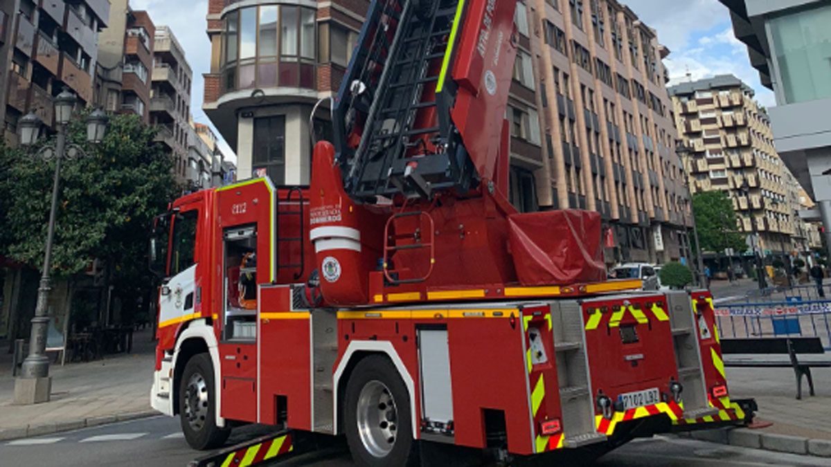 Bomberos en la plaza Lazúrtegui