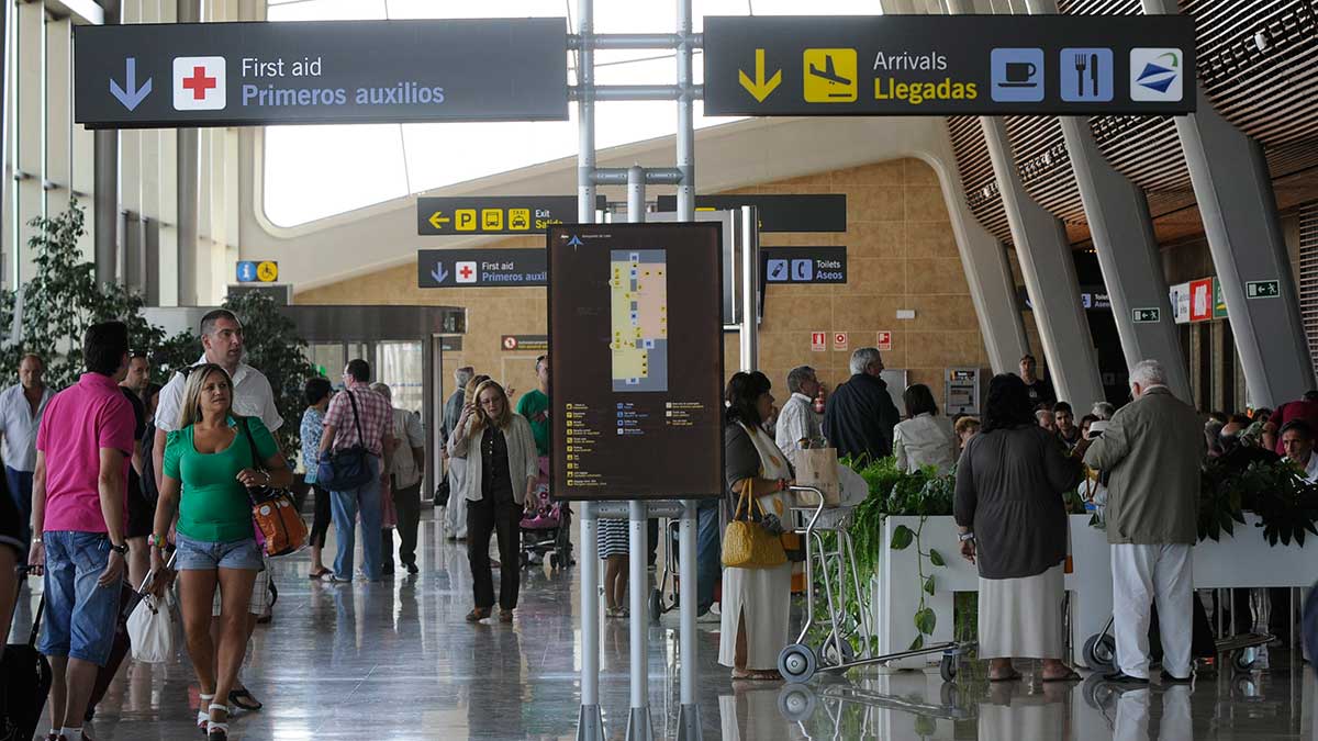 Imagen de archivo de viajeros en el aeropuerto de León. | MAURICIO PEÑA
