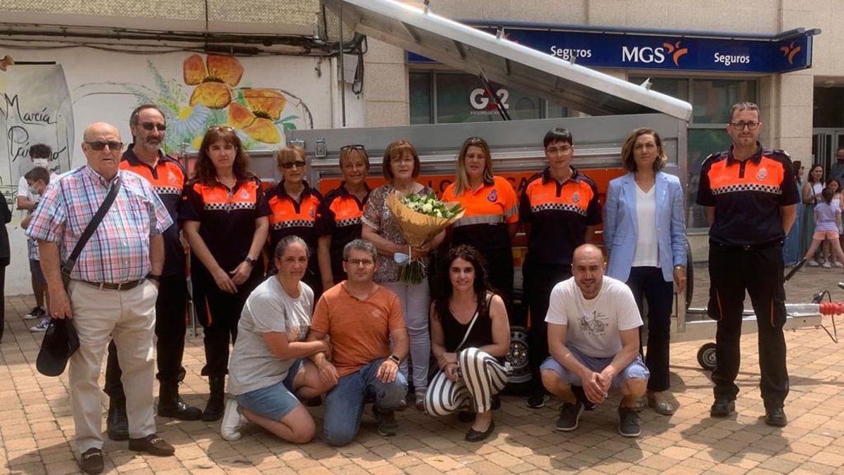 Miembros del equipo de gobierno y de Protección Civil junto a la familia del edil fallecido durante el homenaje. | L.N.C.