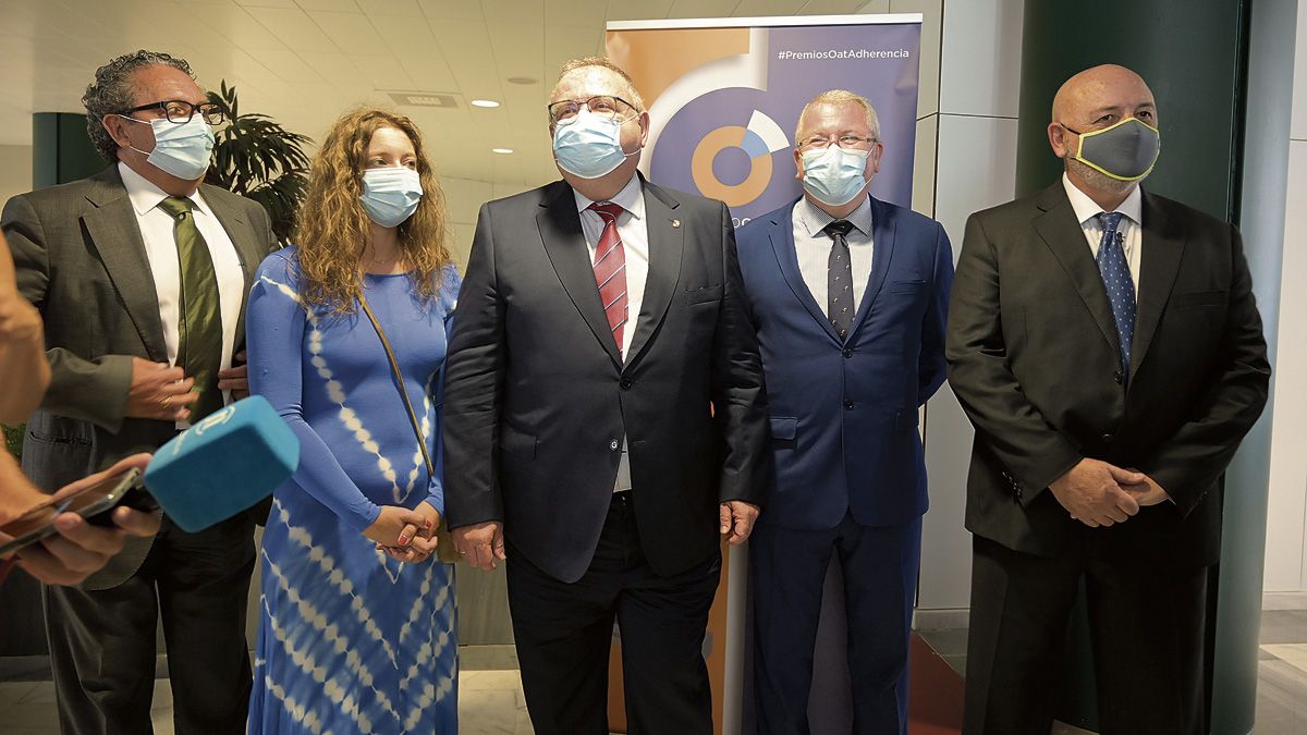 Alejandro Vázquez presidió este martes la entrega de los premios OAT en el Hospital de León. | JESÚS F. SALVADORES