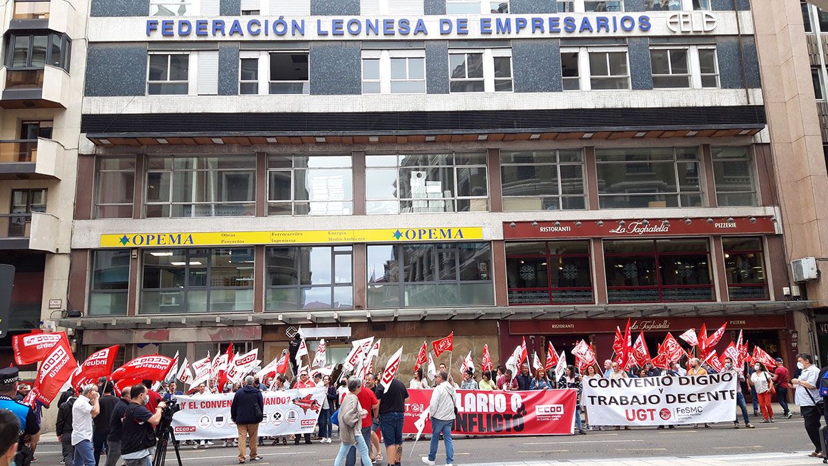 Protesta de UGT y CCOO ante la Federación Leonesa de Empresarios (Fele). | L.N.C.