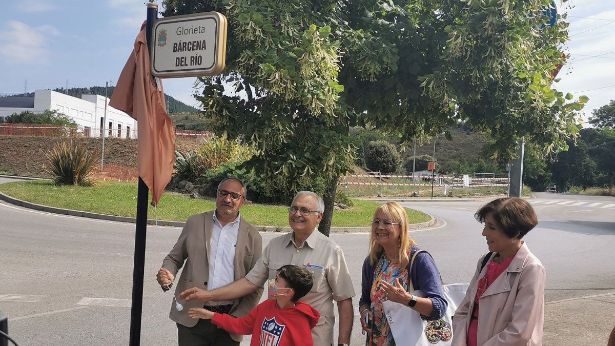 Descubrimiento de la nueva placa con el nombre de la glorieta | J.F.