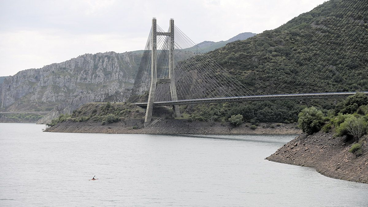 Estado actual del embalse de Barrios de Luna. | JESÚS F. SALVADORES