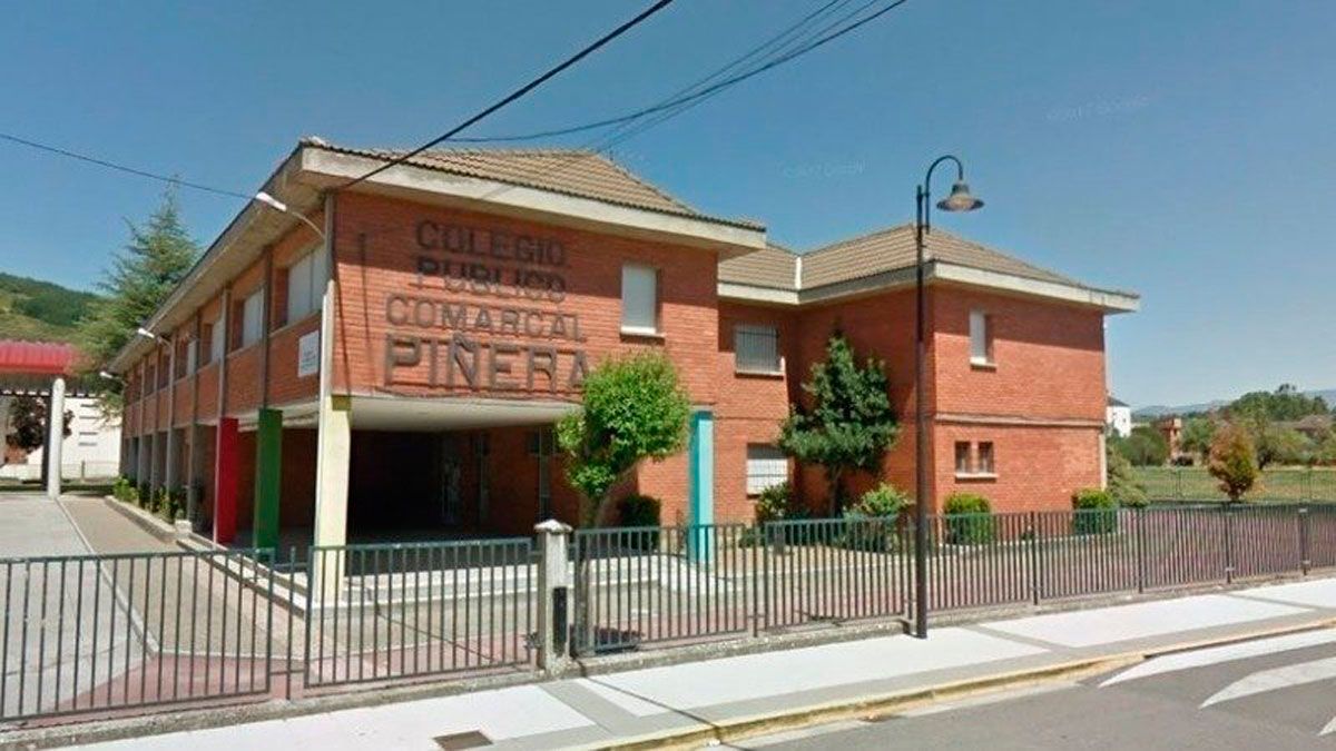 Fachada del colegio al que se pretende recortar aulas.