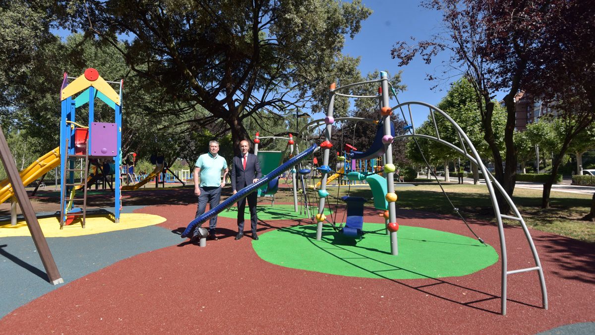 José Antonio Diez y Luis Miguel García Copete en la visita al área infantil de Papalaguinda. | SAÚL ARÉN José Antonio Diez y Luis Miguel García Copete en la visita al área infantil de Papalaguinda. | SAÚL ARÉN