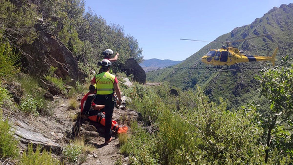 Los rescatadores sacando al ciclista herido del canal romano.