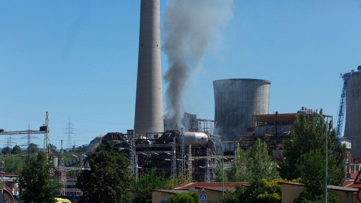 El fuego era visible desde Ponferrada y provocó la alarma en Cubillos y Ponferrada. | ICAL